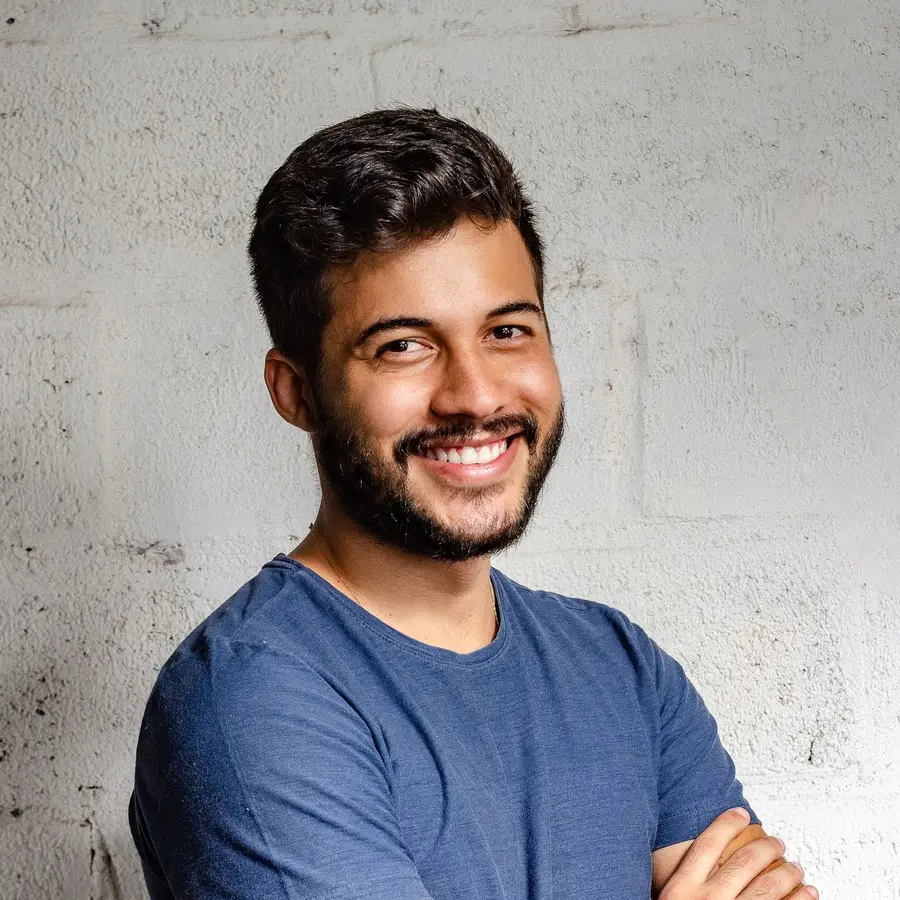 Retrato editorial de Caio Nogueira